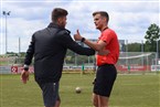 Schiedsrichter Kevin Rösch (re.) im Zwiegespräch mit dem FCE-Coach Julian Kolbeck. 