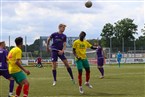 Der FC Eintrachtler Moritz Kaube (li.) kann hier den Ball nach vorne köpfen. 