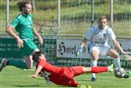 Torwart Tobias Grüner (TSV Neudrossenfeld) ist gegen Fabian Diranko (rot) im Bilde.
