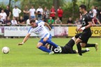 Nikos Bude kommt gegen Pascal Dlugaj und Johan Brahimi ins Straucheln.