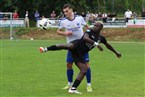 Akrobatisch hebt Mamadou Bah den Ball über Julian Horn.