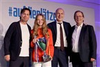 DFB-Präsident Bernd Neuendorf (2.v.r), BFV-Präsident Rainer Koch (r.) sowie BR-Sportchef Christoph Netzel übergaben den großen silbernen Henkelpokal an die stolze "Bayern-Treffer"-Siegerin Amelie Zimmermann. 