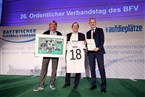 DFB-Präsident Bernd Neuendorf und 1. DFB-Vizepräsident Ronny Zimmermann übergaben ein "Abschiedsgeschenk" an Rainer Koch: Ein Trikot mit der Rückennummer 18 – symbolisch für die Amtszeit als Präsident des BFV –, eine Bildcollage und eine Urkunde. 