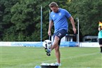 Souverän aus der Luft genommen: Höchbergs Coach Dirk Pschiebl stoppt den Ball.