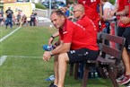 Reichmannsdorfs neuer Trainer Hans-Jürgen Heidenreich (vo.) hier vor der Partie noch sitzend. Während des Spiels unterstützte er seine Mannschaft lautstark. 