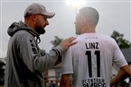 FCE-Trainer bespricht mit Tobias Linz das Verhalten seines Teams in der Unterzahl.