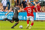 Fuchsstadts Sebastian Bartel schlägt den Ball nach vorne und
wird dabei von Dampfachs Leon Heppt gestört 