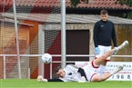 Memmelsdorfs Keeper Erich Weber beim Warmmachen. Er wurde ein einziges Mal bezwungen - per Foulelfmeter. 