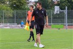 Erlangen-Brucks Trainer Thomas Roka musste auf einige Stammspieler verzichten und hatte viele junge Akteure im Kader. Hier sieht man ihm an, dass er mit der Einstellung in der ersten Halbzeit nicht zufrieden war. 