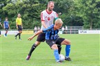 Memmelsdorfs Kapitän Daniel Krüger (hi.) übt Druck auf Tobias Hummel aus. 