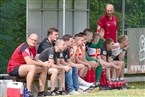Die vollbesetzte Bank des FC Fuchsstadt mit Trainer Martin Halbig (stehend).