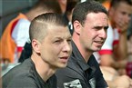 Entspannter Blick von der Tabellenspitze: Betreuer Mario Böhm (li.) und Sportvorstand Tobias Stöth vom FC Fuchsstadt.