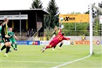 Gerade eingewechselt hatte Toni Sieber (gelb7schwarz) den Ausgleich auf dem Fuß. Gästekeeper Felix Reusch (rot) sprang dem Ball entgegen.