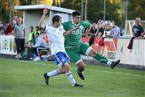 Enrico Cittadini versucht den springenden Ball vor seinem Schatten Matthias Josef zu bekommen.