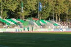 Choreographie der Fans des FC Schweinfurt 05 auf der Gegengerade: „Werdet zu Helden der Stadt, macht die Kickers Platt!“