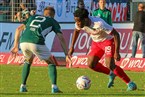  Kickers-Flügelstürmer Benjika Caciel im Dribbling gegen Schweinfurts Rechtsverteidiger Jannis Rabold.