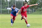 Mögeldorfs Luca Glauber (links) sorgte für ordentlich Betrieb auf dem rechten Flügel, hier beackerte er Kalchreuths Leon Giegold.