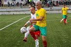 Den aufspringenden Ball verarbeitet Philipp Pfeiffer (gelb) von seinem oberpfälzischen Gegenspieler ...
