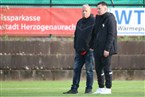 Lagebesprechung vor dem Spiel: Abteilungsleiter Jörg Markert (li.) und Chris Hofbauer,