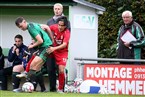 Vor den Augen von Joachim Müller versucht sich Alexandro Calle-Restrop an Vinzenz Casper vorbeizuschieben.