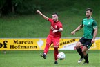 Carmelo Schepis sielt den Ball, Manu Menges bläst die Backen auf.