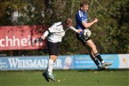 Weder Jakob Karches (links) noch Benedikt Kühn treffen den Ball...