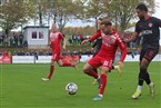 Duell zweier Joker: Leon Heinze vom TSV Aubstadt versucht den Ball gegen Fabrice Montcheu zu behaupten. 