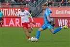 Nicht nur wenn die Hände zum Einsatz kamen, auch mit dem Ball am Fuß zeigte FCN-Keeper Jan Reichert eine ganz starke Leistung. Hier eilt Würzburgs Benyas Junge-Abiol heran. 