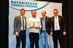 BFV-U30-Ehrenamtspreis für Jörg Eberlein (2.v.l., TSV Dorfkemmathen).