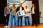 Von BFV-Präsident Christoph Kern (links) und KEAB Jörg Salzer (rechts) erhielt der FSV Stadeln um Franz Oertel (2.v.l.), Vorstand Herman Lang (Bildmitte) und Arno Röder (2.v.r.) das Gütesiegel für über 15 Jahre, in denen der Verein die Kriterien erfüllt.