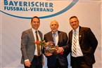 Von BFV-Präsident Christoph Kern (links) und KEAB Jörg Salzer (rechts) überraschten den Bezirksvorsitzenden Dieter Habermann, der erst kürzlich den Bayerischen Ehrenamtspreis erhalten hatte.