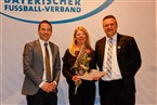 BFV-Präsident Christoph Kern (links) und KEAB Jörg Salzer (rechts) ehrten mit der DFB-Ehrenamtsuhr Simone Grebehahn (TSV Wilhermsdorf).