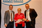 DFB-Ehrenamtsuhr für Inge Christ (SV Dentlein am Forst)