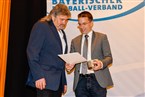 Die DFB-Ehrenamtsuhr für seine Funktionärstätigkeit ging an Kreisjugendleiter Peter Kuhn
