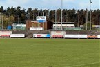 Sportfeld des TSV Feucht mit Waldstadion des SC im Hintergrund.