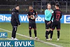 Türkgücü-Trainer Alper Kayabunar und Kickers-Mittelfeldmann Ivan Franjic mit einem sicherlich wenig ergiebigen Talk an der Außenlinie. 