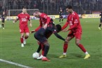 Türkgücü beeindruckte mit einer engagierten Defensive. Hier wird Kickers-Flügelstürmer Benjika Caciel förmlich in die Zange genommen. 