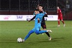 Kickers-Mittelfeldspieler Ivan Franjic läuft Türkgücü-Keeper Johann Hipper energisch an. 