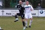 Jahn-Spieler Philipp Nagengast spielt den Ball vor Ex-Jahn-Spieler Artan Selmani, dem später eine tragische Rolle zu Teil wurde. 