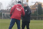 Freundschaftliche Begrüßung beider Trainer Stefan Riegler (li.) und Peter Reichel vor dem Spiel. 