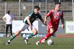 Aubstadts Kapitän Ben Müller (re.) im Duell mit FC-Stürmer Pascal Moll. 
