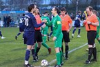 Die Kapitäne Stefan Greb (DJK/li.) und Tobias Götz (FC/re.) beim Shake-Hand vor dem Spiel.

 