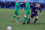 Dampfachs Luca Zeiß (re.) spielt den Ball an Pit Panzer (li.) und Tobias Düring vom FC Sand vorbei.

 