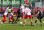 Umkämpfte Mittelfeldszene: Schweinfurts Dominic Schmitt behauptet den Ball gegen Maximilian Zaiser und Ivan Franjic. 