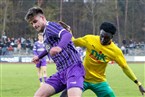 Johannes Gebhart (li.) und Don Bosco-Offensivmann Sayko Trawally gehen nach dem Ball. 