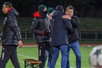 Am Ende durften die Gäste um Trainer Michael Hutzler (re.) über einen am Ende glücklichen Punktgewinn jubeln. 