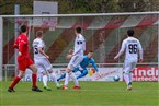 Gerade hat Timo Gittel (rot) abgezogen, TSV-Keeper Patrick Bogner (blau) macht sich zum Sprung bereit - aber der Ball geht rechts unten zum 2:0 ins Netz. 
