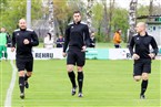 Schiedsrichter müssen sich genauso warmmachen! So wie hier Hauptschiedsrichter Elias Wörz (Mi.) vom TSV Friesenried mit seinen beiden Assistenten. 