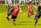 Abschluss von Schweinfurts Dominik Popp, Fuchsstadts Tobias
Bartel springt hier der Ball gegen den Arm 