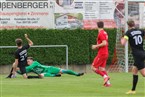  FCF-Torwart Tayrell Kruppa kommt gegen Sebastian Lehmann rechtzeitig an den Ball.